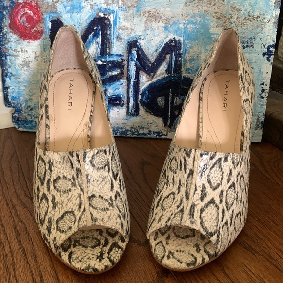 Tahari WALDEN Snakeskin print LEATHER Neutrals Size 8.5M Raised seam HEELS - Picture 6 of 11